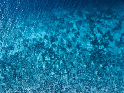 海洋蓝色水在顶端角度拍摄的照片
